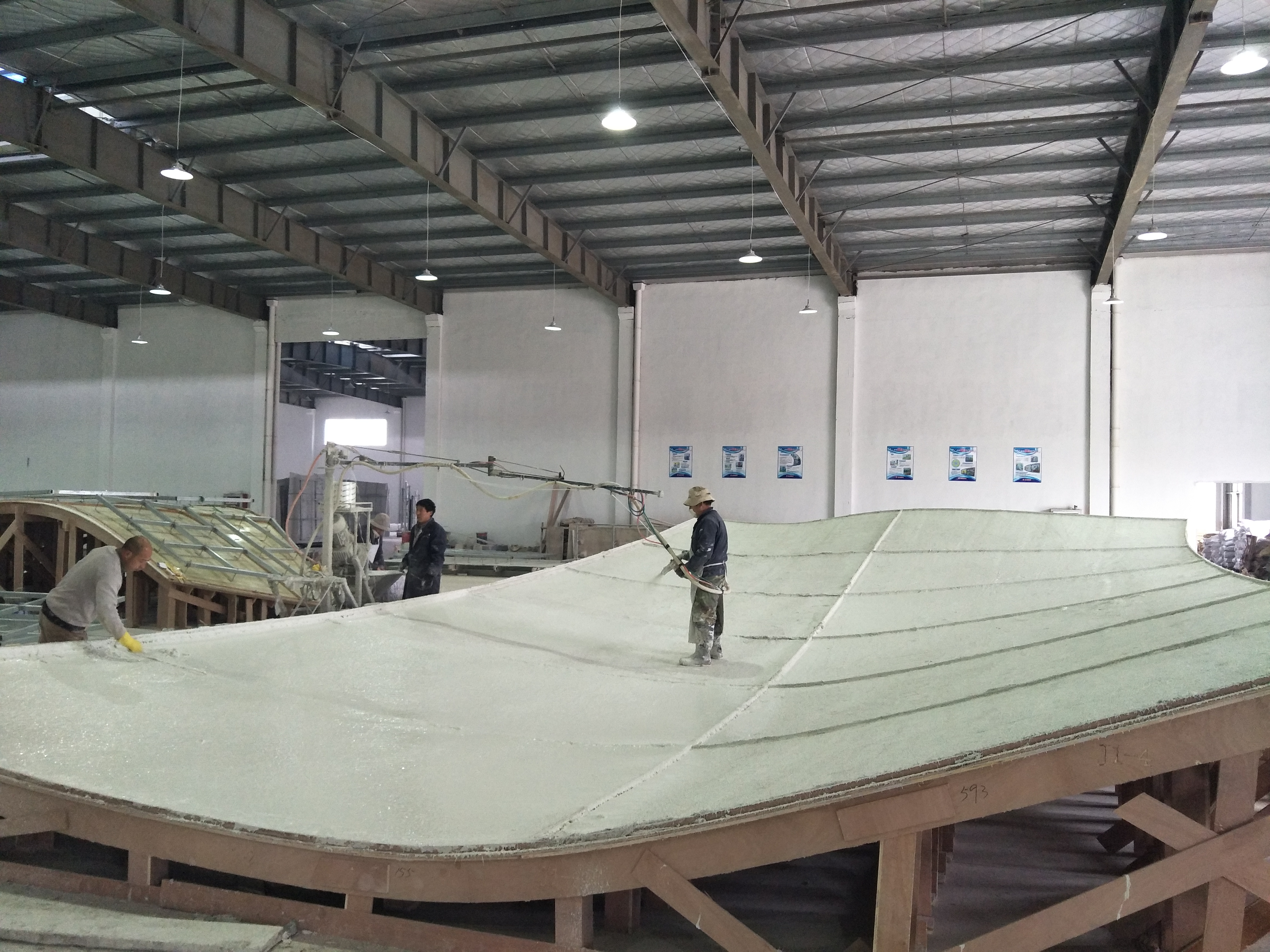 “海門工廠”uhpc幕墻板模具噴涂作業中